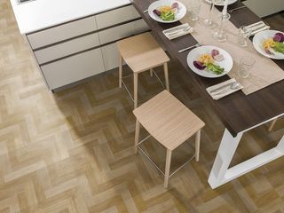 Tarima flotante para salones modernos