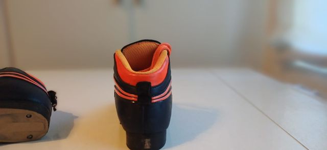 Botín hockey patines ruedas talla 31 RENO.