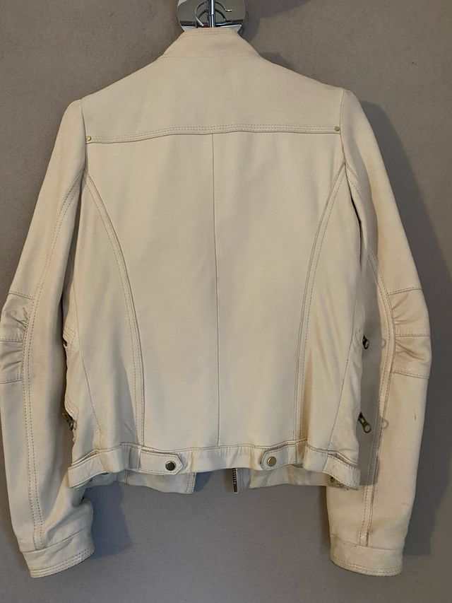 Biker in pelle bianco