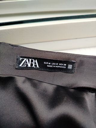 Falda satinada negra Zara