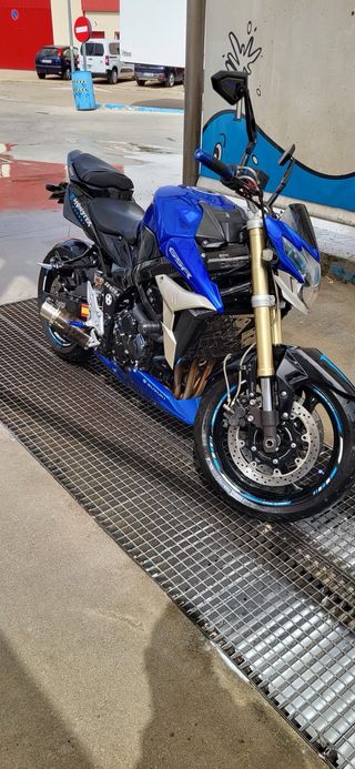 SUZUKI GSR 750