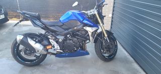 SUZUKI GSR 750