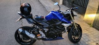 SUZUKI GSR 750