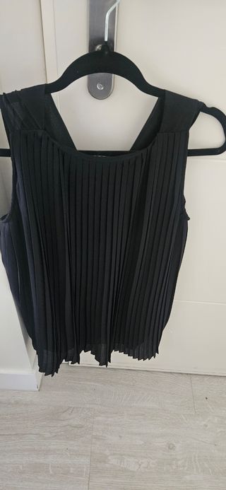 Blusa negra sin mangas