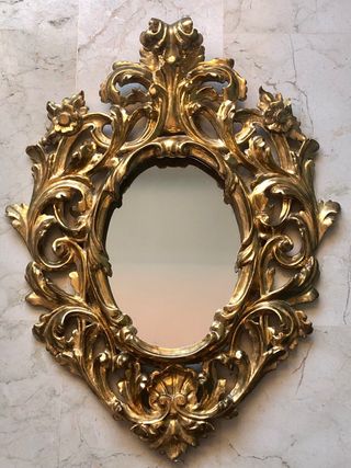 Espejo cornucopia antiguo de madera tallada.