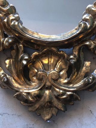 Espejo cornucopia antiguo de madera tallada.