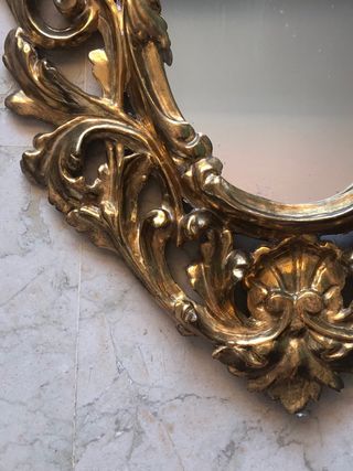 Espejo cornucopia antiguo de madera tallada.