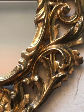 Espejo cornucopia antiguo de madera tallada.