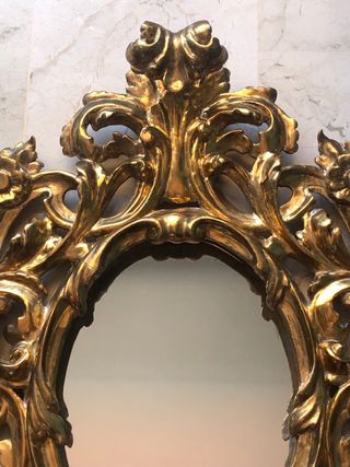 Espejo cornucopia antiguo de madera tallada.