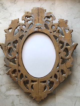 Espejo cornucopia antiguo de madera tallada.