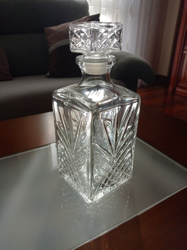 Vasos de whisky y licorera