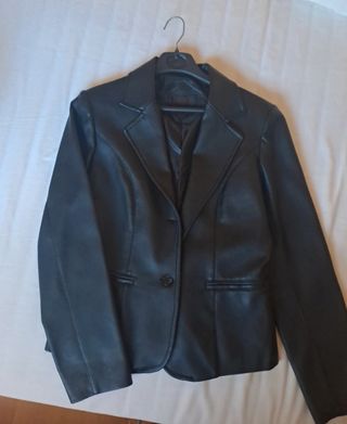 Chaqueta negra de cuero sintético