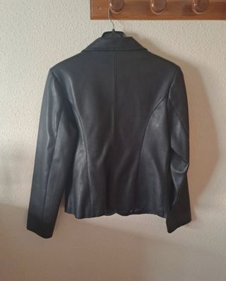 Chaqueta negra de cuero sintético