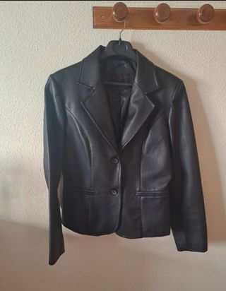 Chaqueta negra de cuero sintético