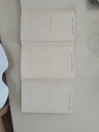 Lote de libros sobre latín.