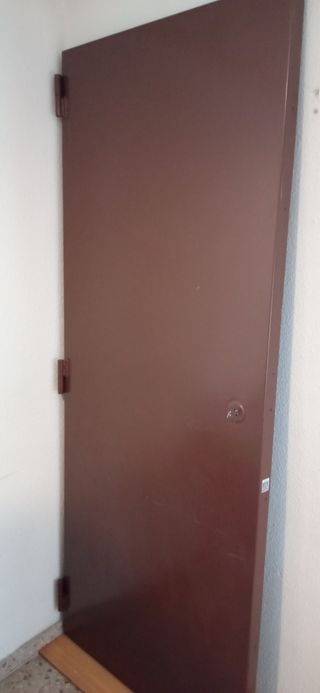 Puerta metálica.