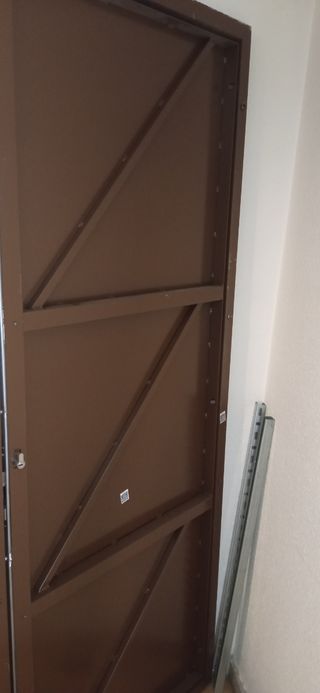 Puerta metálica.