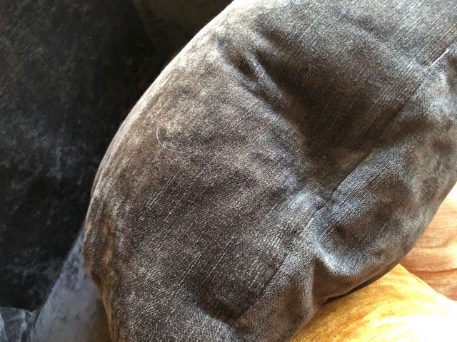 Sofa plumon en los cojines. asientos grandes y anc