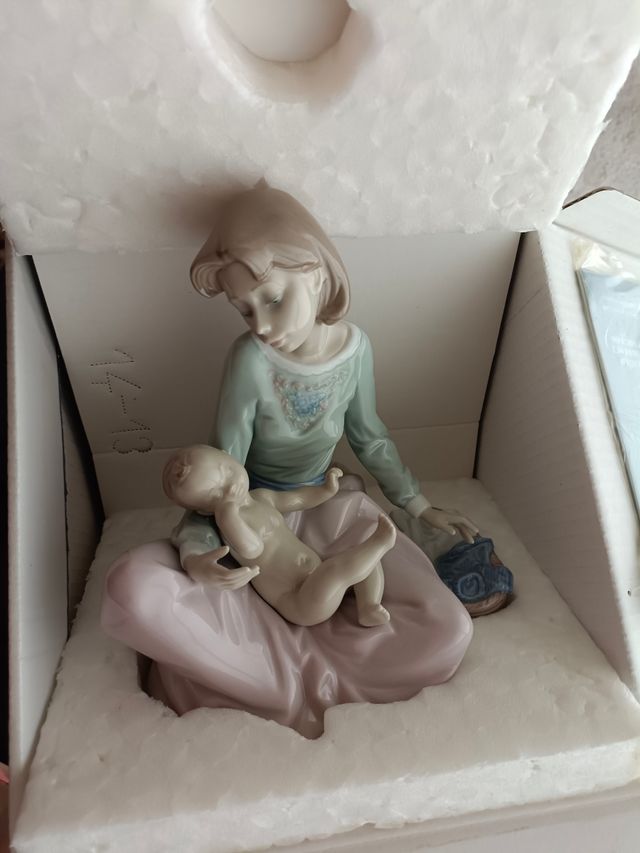 Lladró "Ropita para el niño" en su caja original