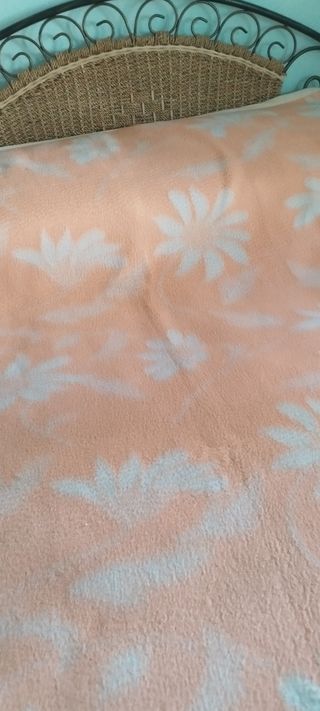 Manta rosa con flores