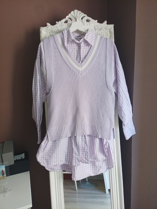 chaleco de punto y camisa