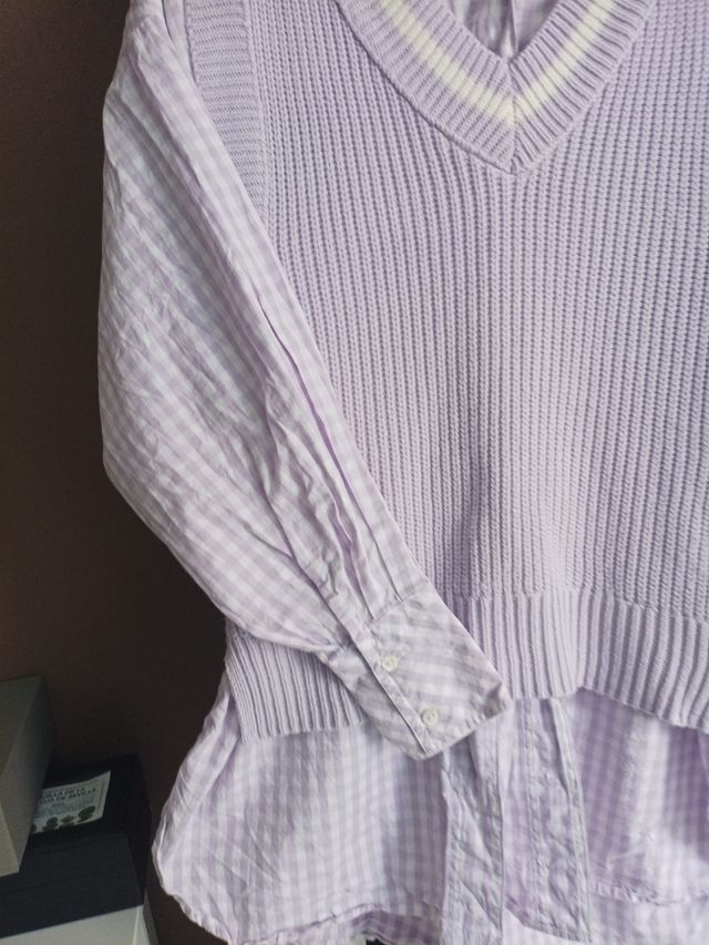 chaleco de punto y camisa