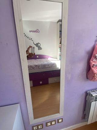 Habitación juvenil morada y blanca