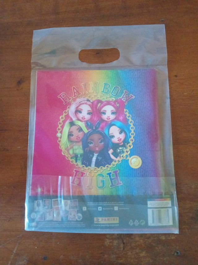 Álbum Rainbow High+4 sobres