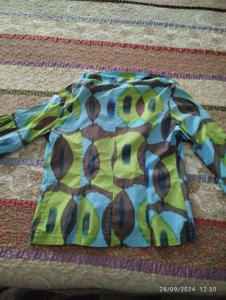 Blusa estampada, colores vistosos