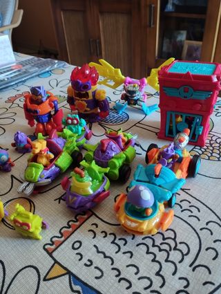 SUPERTHINGS LOTE COCHES Y MUÑECOS 