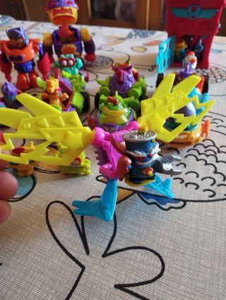 SUPERTHINGS LOTE COCHES Y MUÑECOS 
