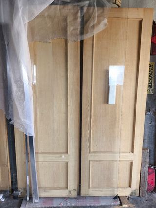 Puertas nuevas de madera maciza