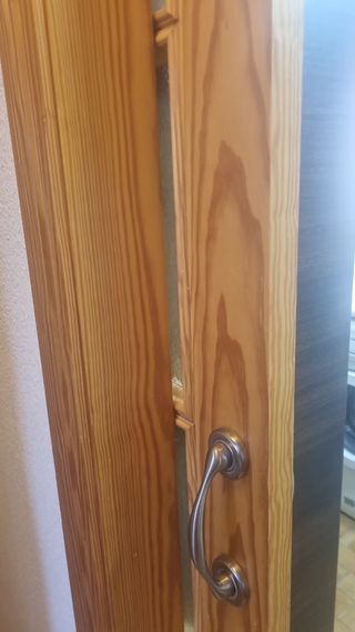 Puerta roble corredera con guía y marcos.