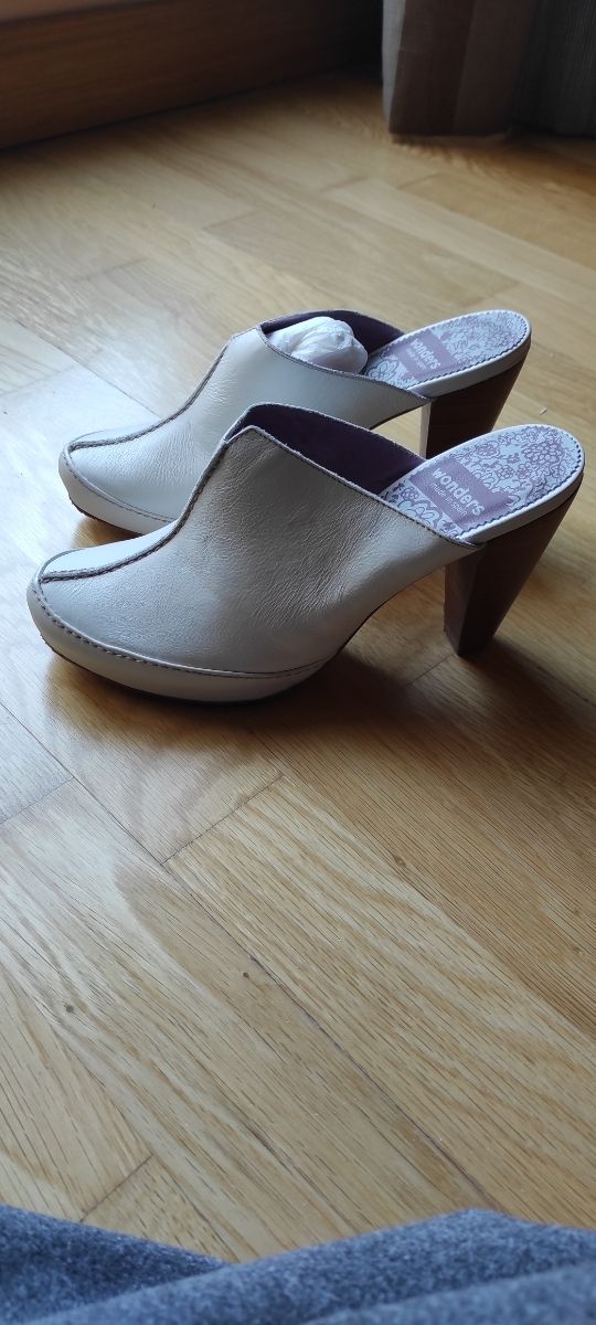 Zuecos de wonders de color hielo en piel