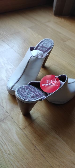 Zuecos de wonders de color hielo en piel