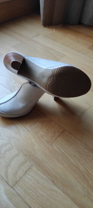 Zuecos de wonders de color hielo en piel