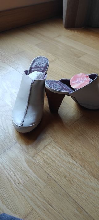 Zuecos de wonders de color hielo en piel
