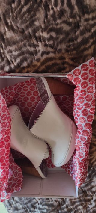 Zuecos de wonders de color hielo en piel