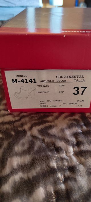 Zuecos de wonders de color hielo en piel