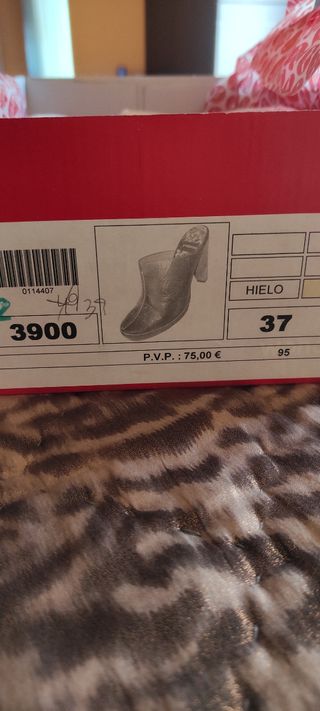 Zuecos de wonders de color hielo en piel