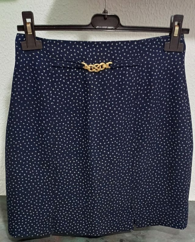Minifalda azul marino con estampado.