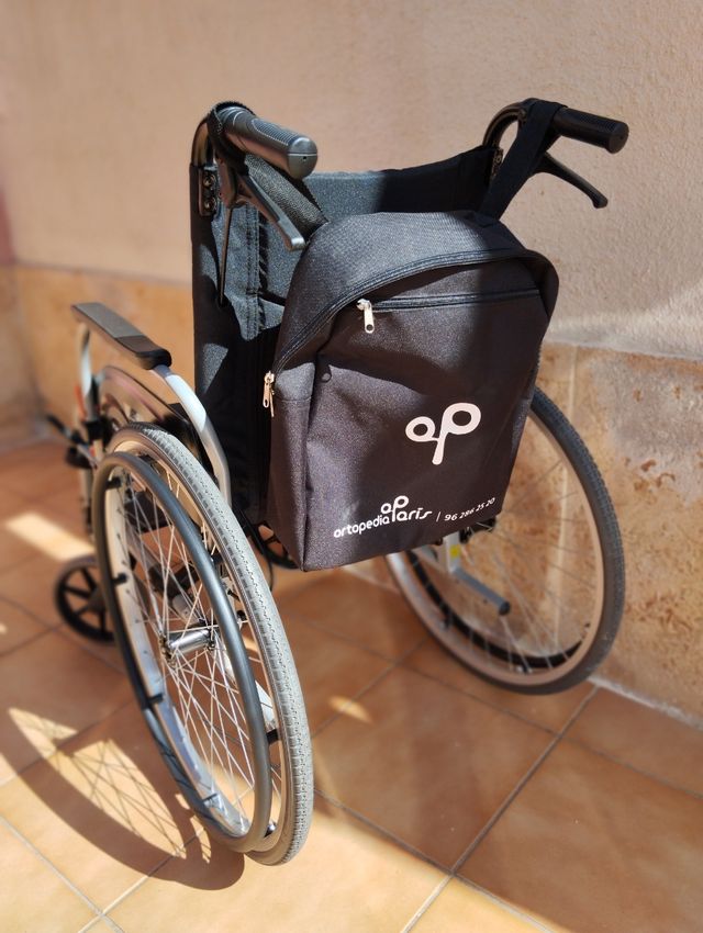 Silla de ruedas sin usar.