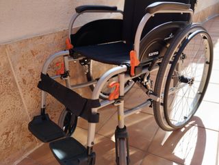 Silla de ruedas sin usar.