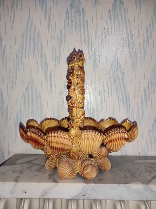 Portafiori o cestino di conchiglie