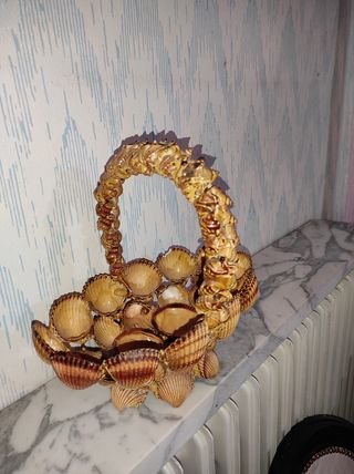 Portafiori o cestino di conchiglie