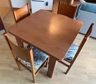 Mesa extensible y sillas