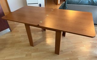 Mesa extensible y sillas