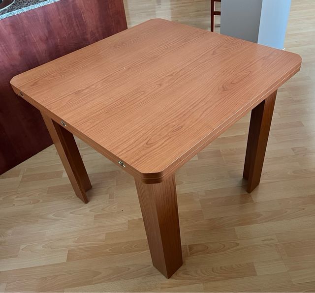 Mesa extensible y sillas