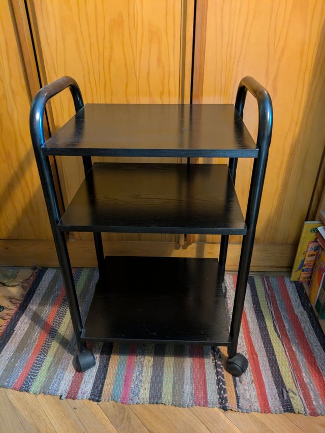 Mueble de televisión con ruedas