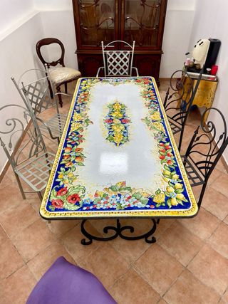 Tavolo rettangolare decorato su pietra lavica